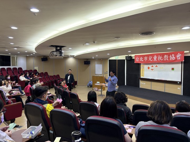 教師研習在正式演藝廳舉行，講師台上示範教具