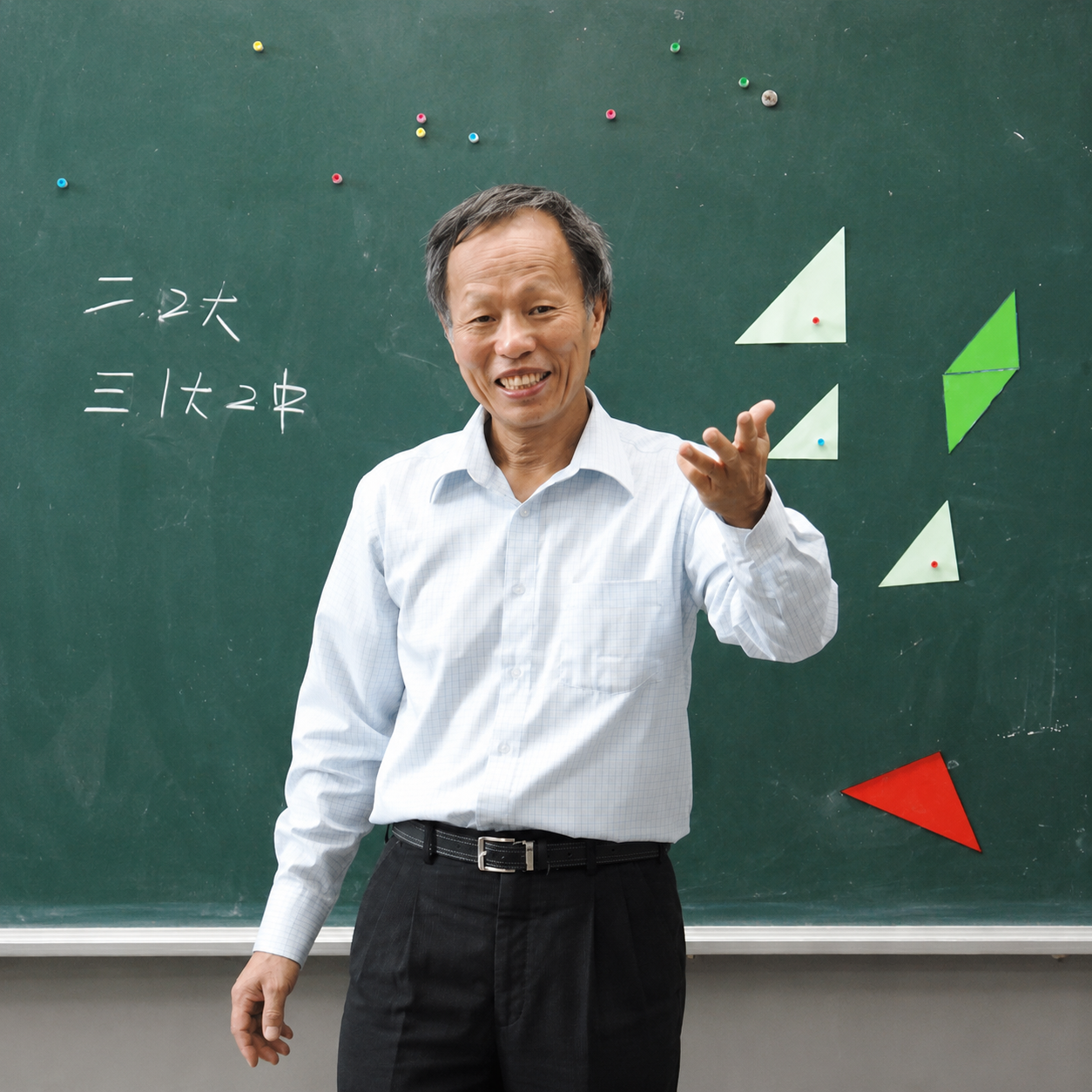 李勝義（大李老師）在黑板前講解幾何教具