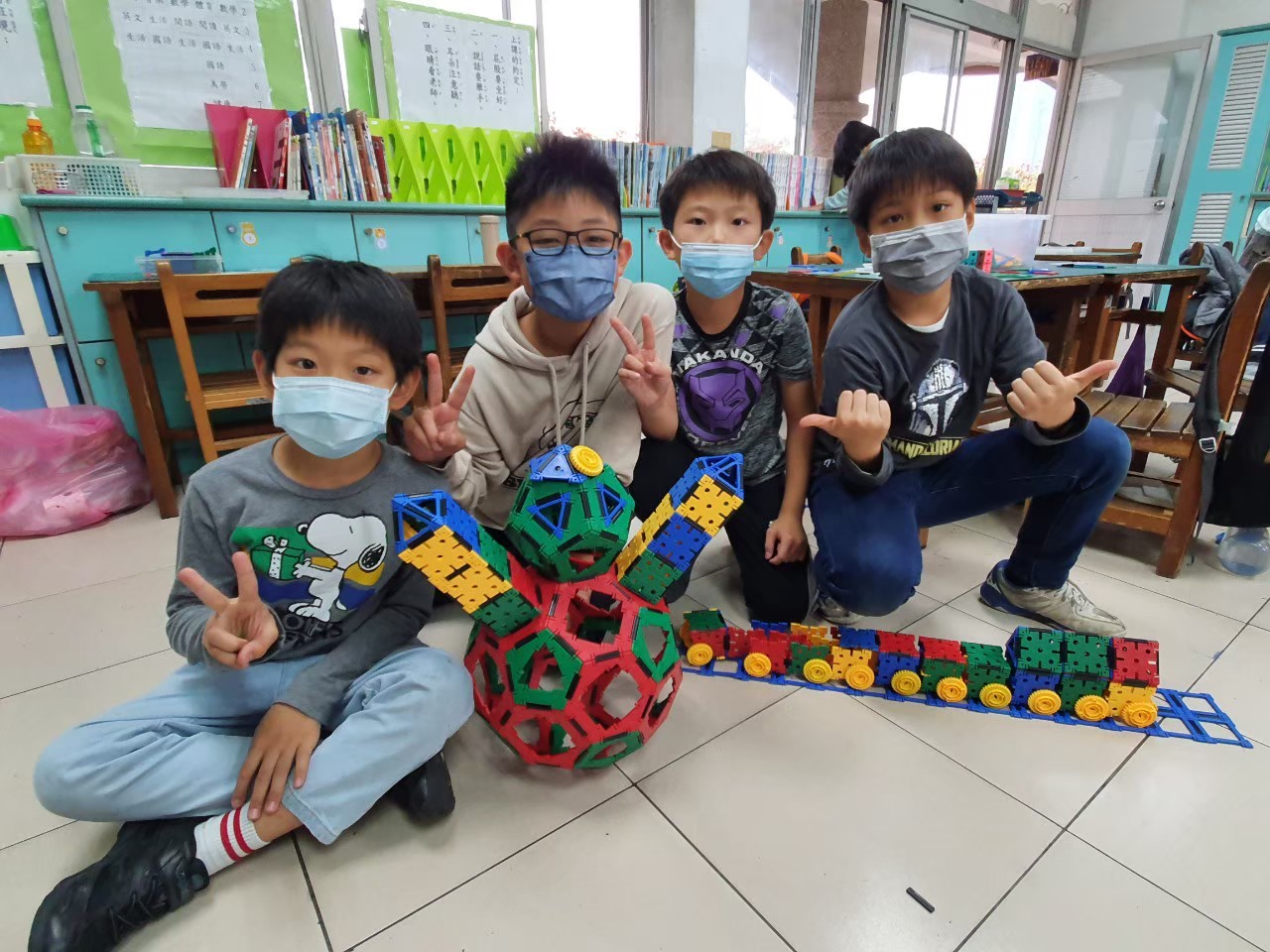 生活數學數學體驗營現場，孩子展示積木作品