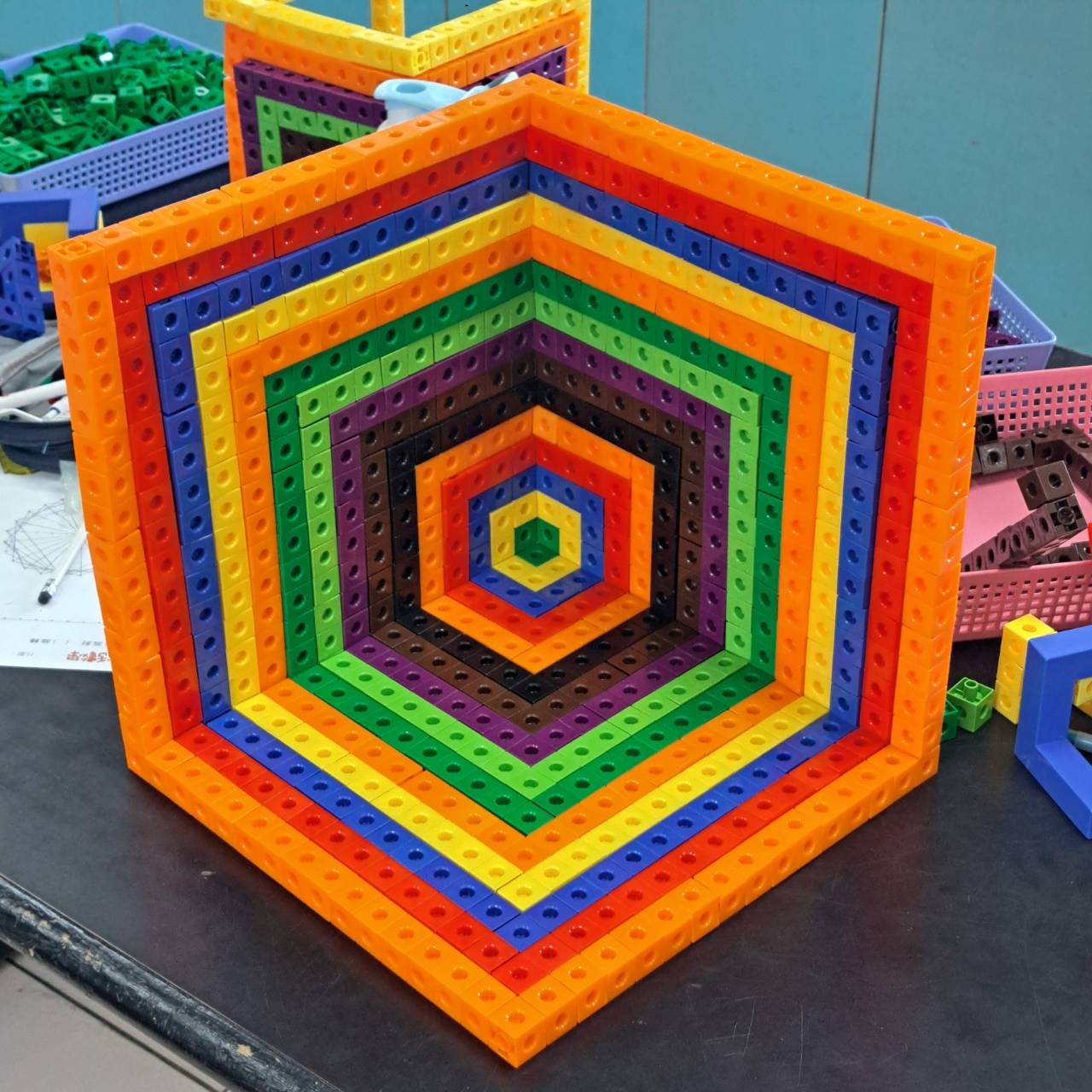 孩子用積木堆出的彩虹同心六邊形立體作品