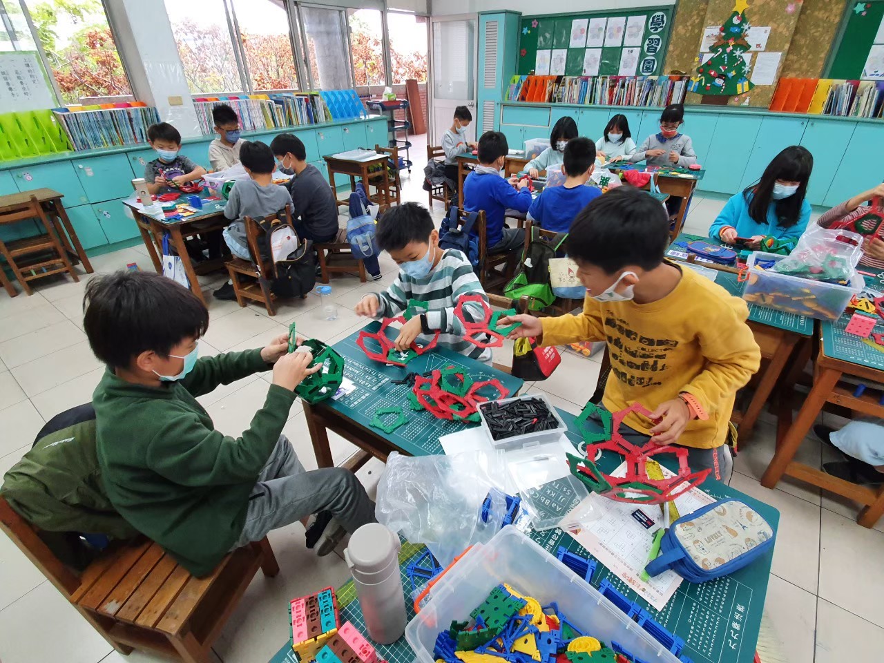 整間教室的孩子一起動手做扣件積木