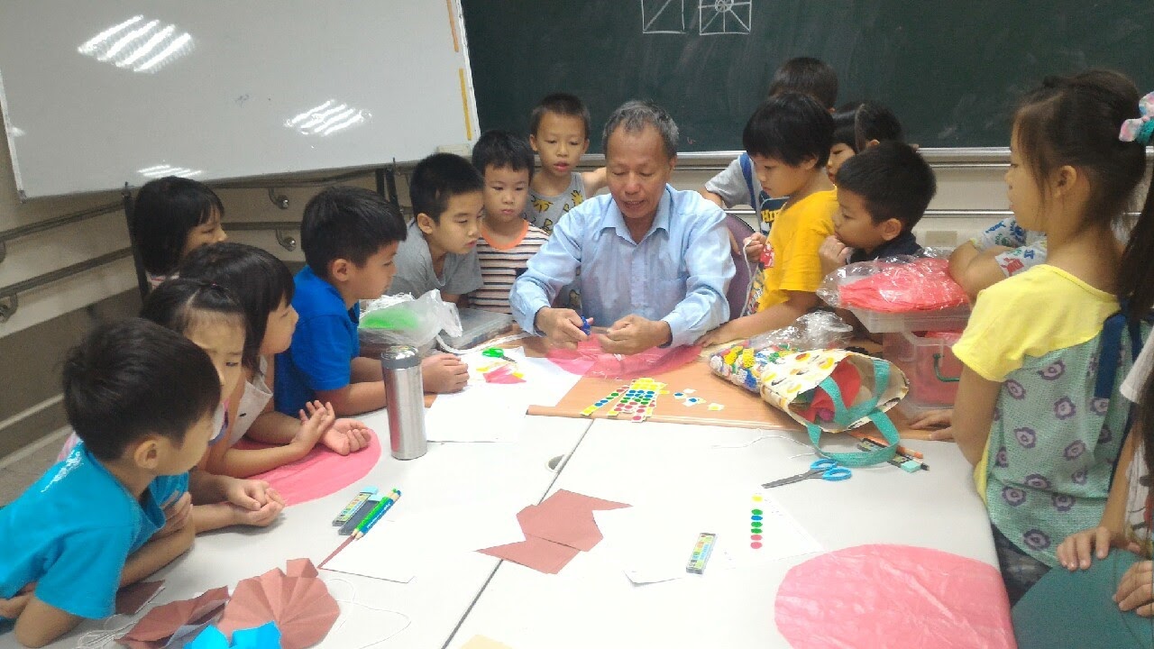李勝義老師帶著孩子做數學紙藝